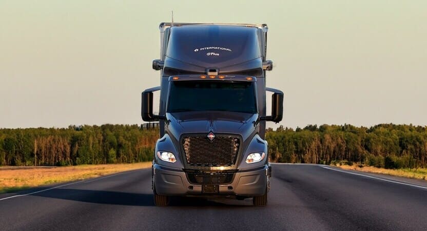 CAMIONES AUTÓNOMOS: LA PREGUNTA NO ES SI, SINO QUIÉN SOBREVIVIRÁ CUANDO