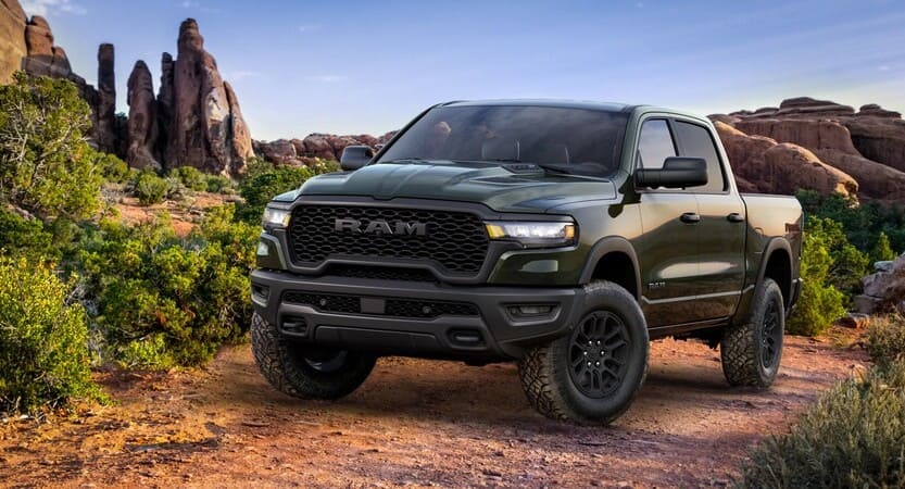 En la 2026, la RAM 1500 vuelve con el HEMI V8, pero el Hurricane sigue soplando fuerte.