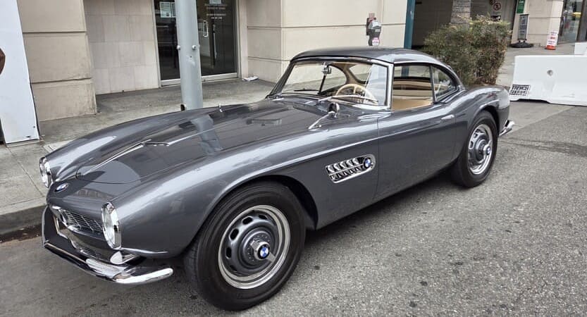 En Rodeo Drive, los Autos se Convierten en las Vitrinas